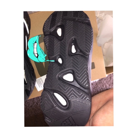 Adidas Yeezy Boost 700 V2 Vanta - Picture 10 of 15